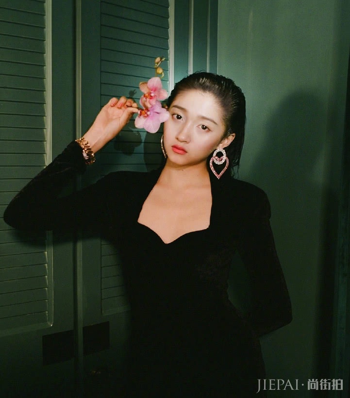 关晓彤换了个短发，气质大变似整容