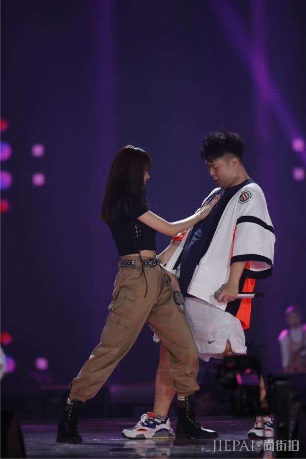 杜海涛搂腰索吻,沈梦辰害羞躲避:彩排而已,要不要这么甜?