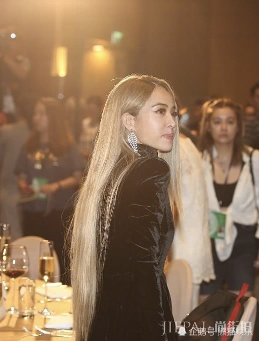 蔡依林金发黑裙A爆全场,保养超好比小8岁王若琳还年轻