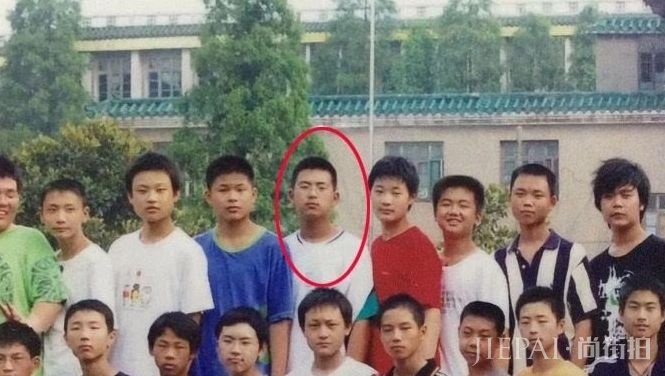李现青涩照被曝光,小胖墩变型男,伴郎照“韩商言”范儿十足