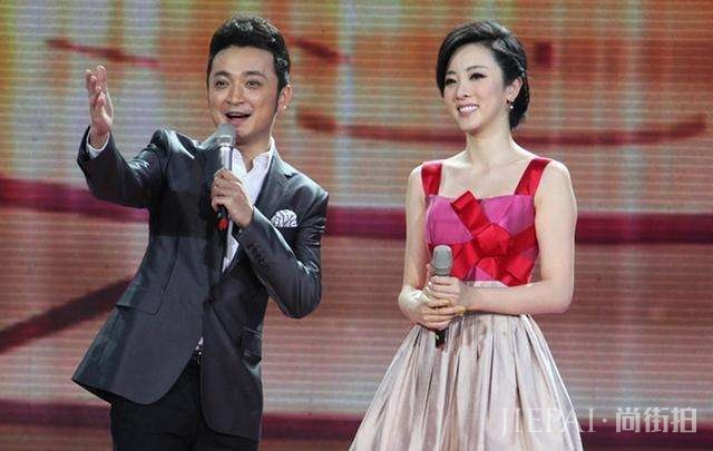 黄圣依少女装出席活动，与央视女主持同台，却因这个细节惨遭白眼