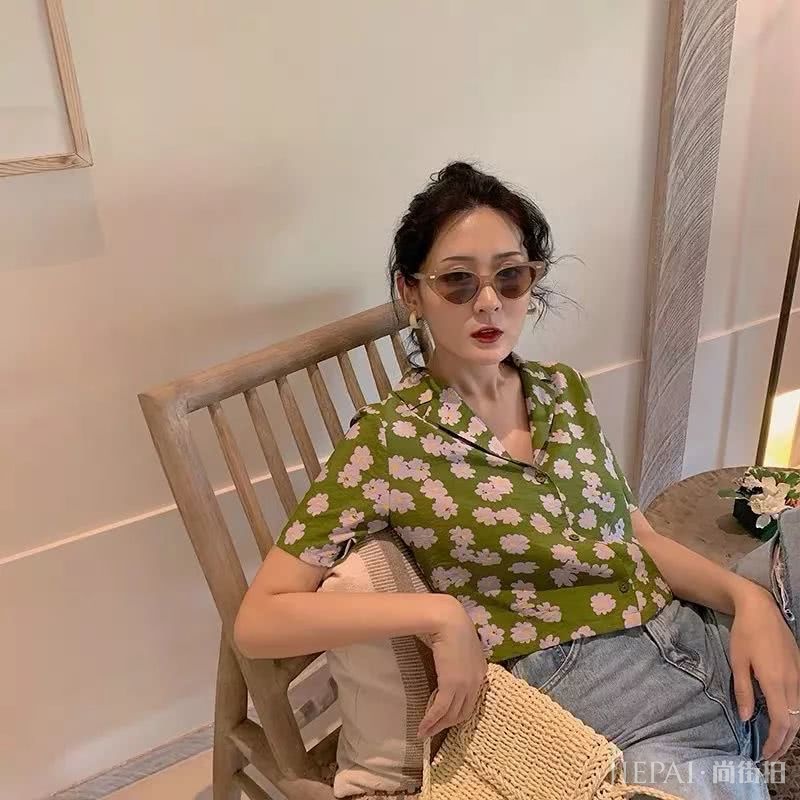 没错，这就是你想要的显白牛油果绿穿搭指南