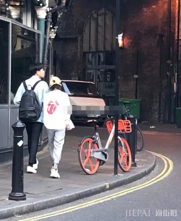 张若昀唐艺昕蜜月再被偶遇,细节看出两人家庭地位,绝对实力宠妻