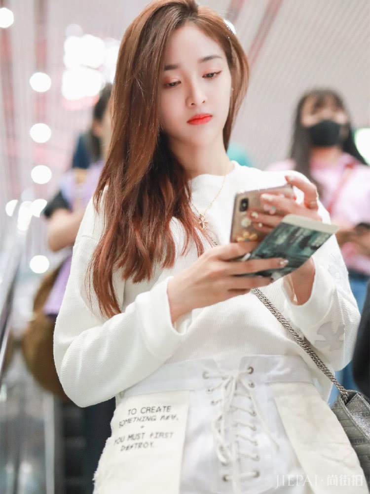 吴宣仪一条裤子穿两次,搭配不同风格却差这么多?