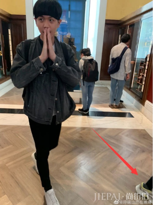 张若昀唐艺昕蜜月再被偶遇,细节看出两人家庭地位,绝对实力宠妻