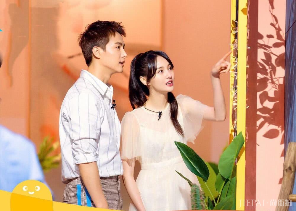 郑爽《我们长大了》换发型,半扎马尾清纯减龄,穿薄纱裙又仙又美