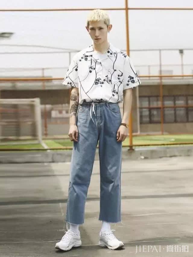 把Tee扎裤子里，不仅是显腿长