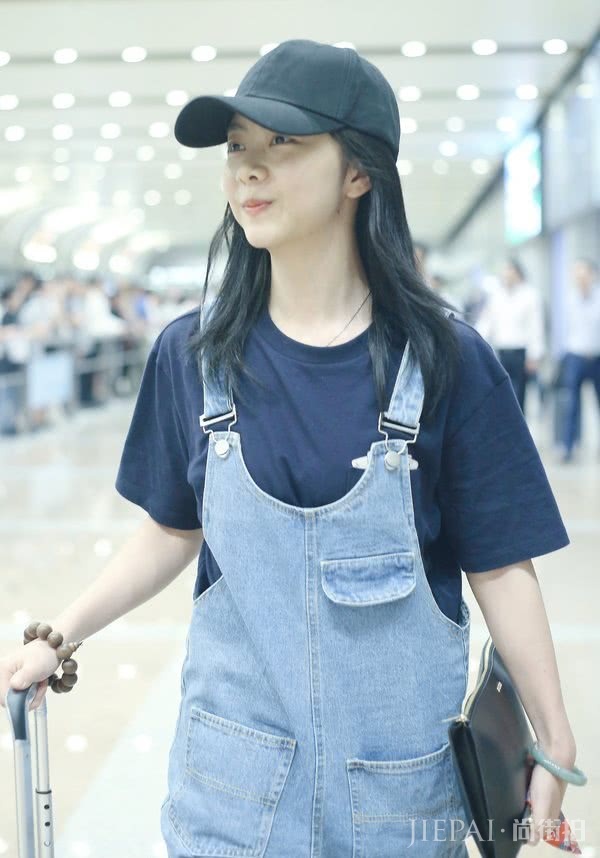 谭松韵张子枫居然像同龄人?背带裤搭配双马尾秒变少女