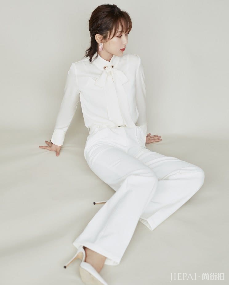 杨紫戴“花瓣耳环”现身,少女感绝佳