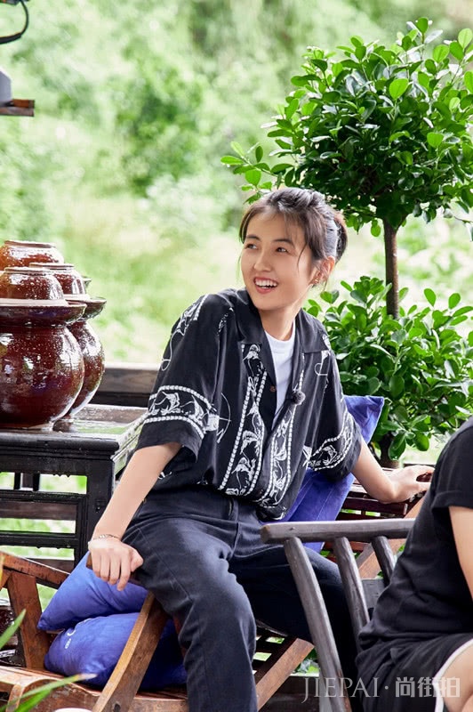 《向往的生活》栏目中张子枫男友风衬衫搭卷边裤,休闲帅气