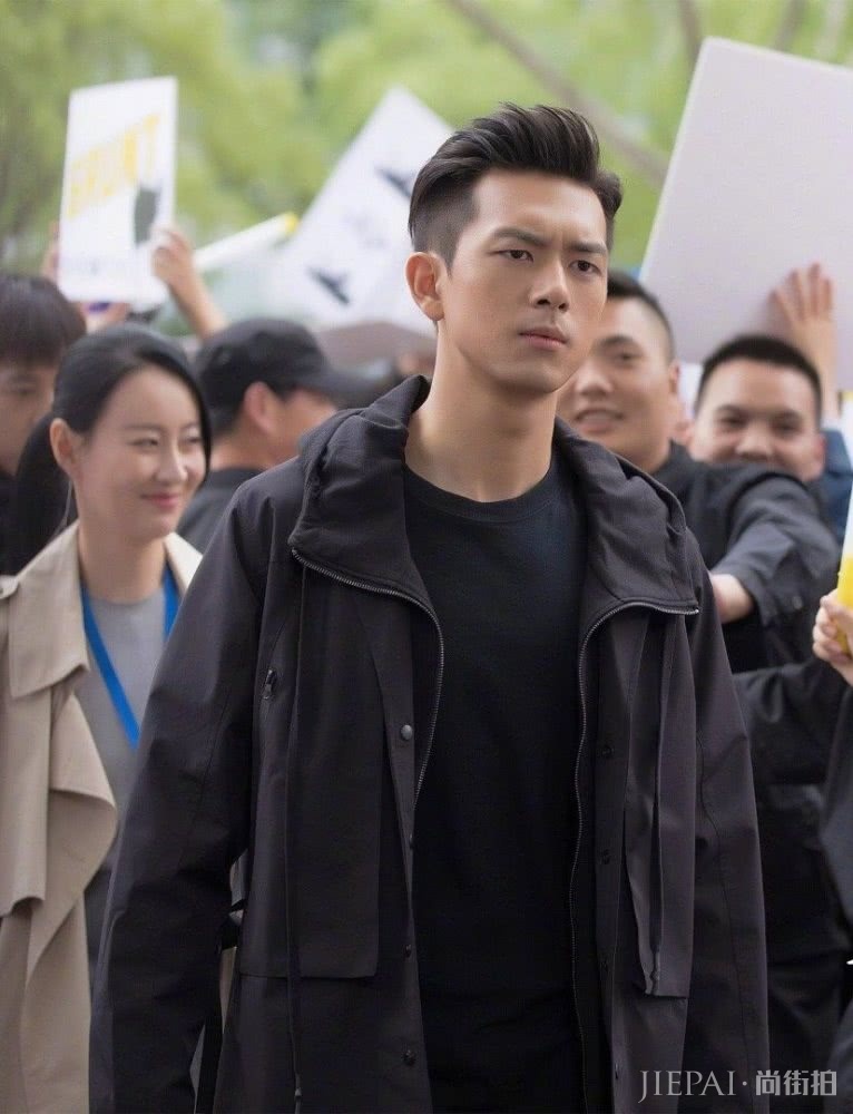 李现变白衣少年,毛衣撞上风衣,“韩商言”居然也这么温柔?