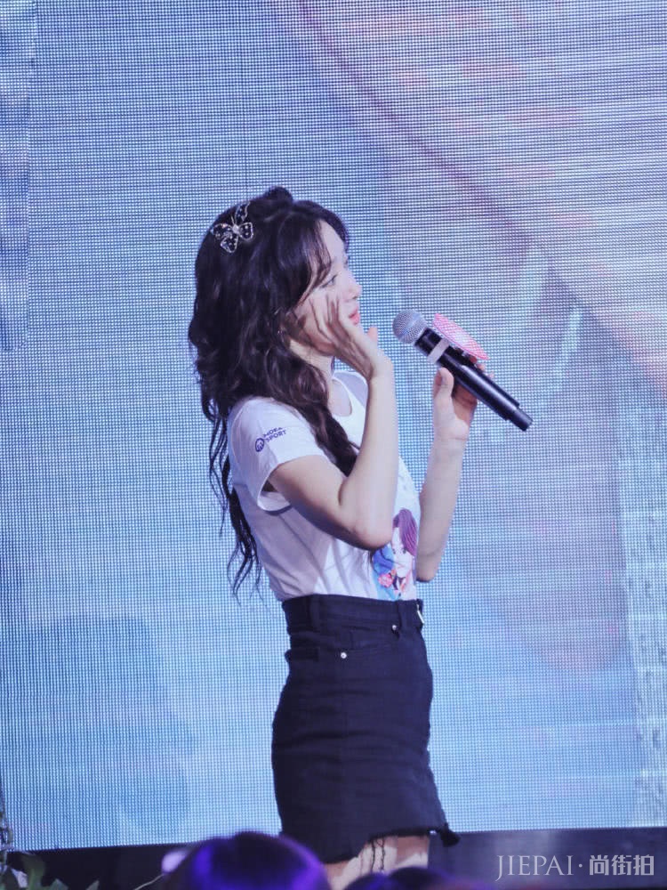 秦岚解锁夏日冰雪妆，身穿雾霾色纱裙仙气十足