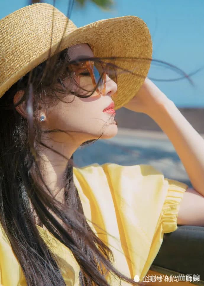 刘亦菲穿黄色连衣裙玩港风,洒脱优雅至极