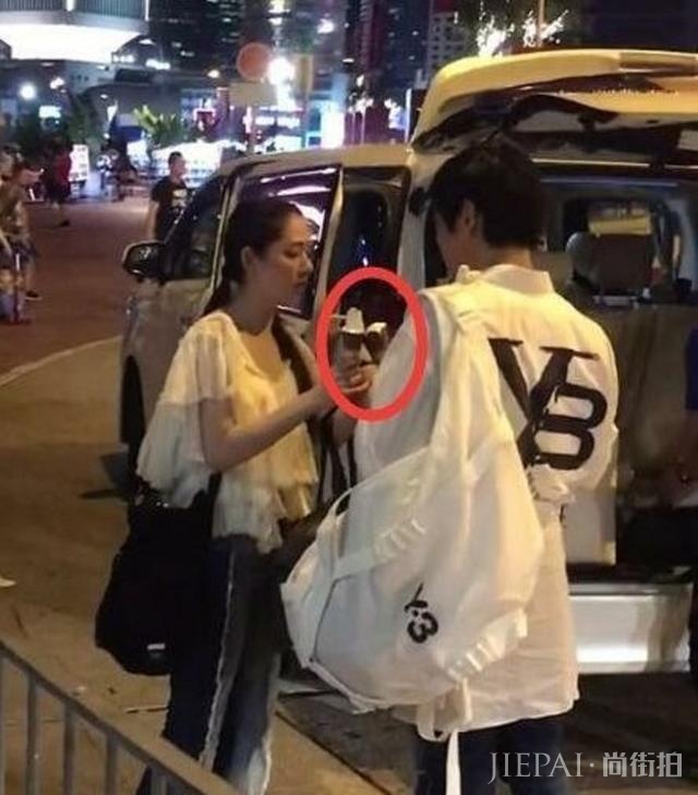 郭碧婷、向佐被偶遇街头甜蜜互换冰淇淋，他们在路人的镜头里更甜