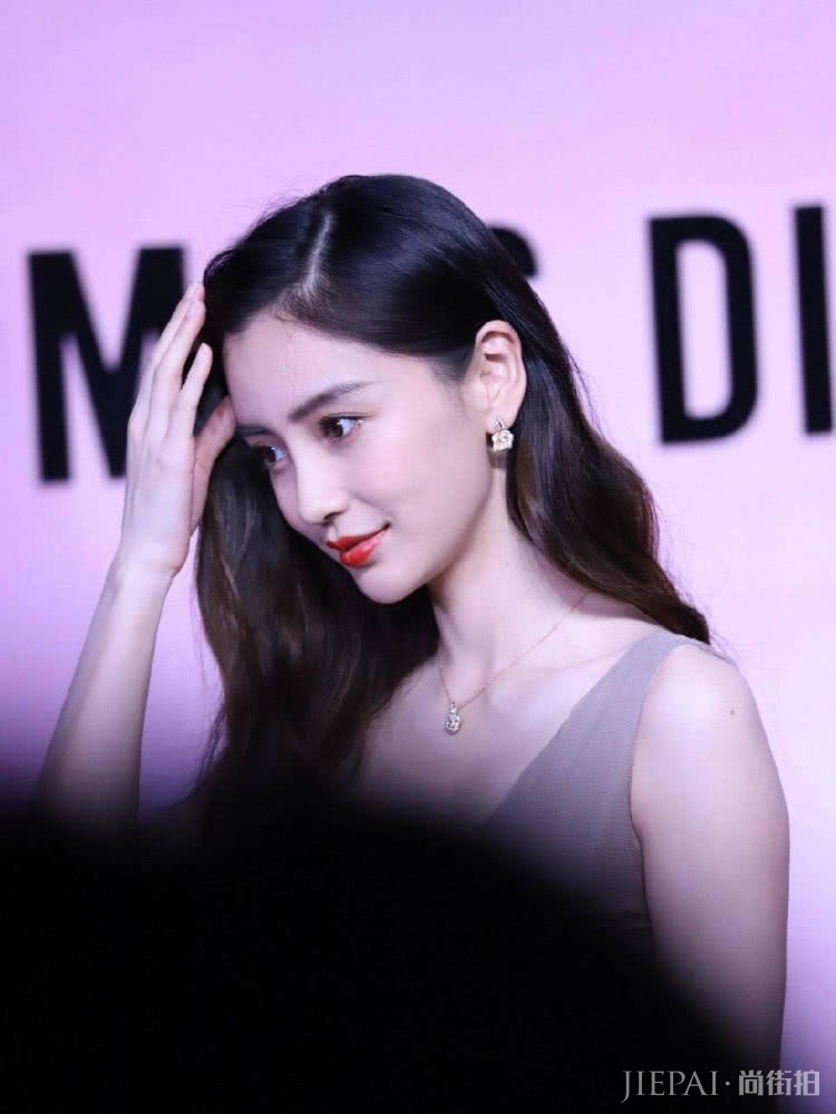 Angelababy同样搭配纱裙，风格差距却这么大？