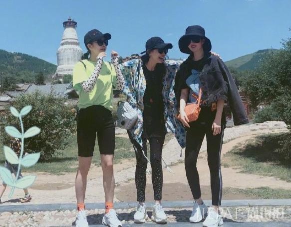 刘亦菲晒照,身材消瘦颜值超高,网友:误以为和杨幂baby旅行