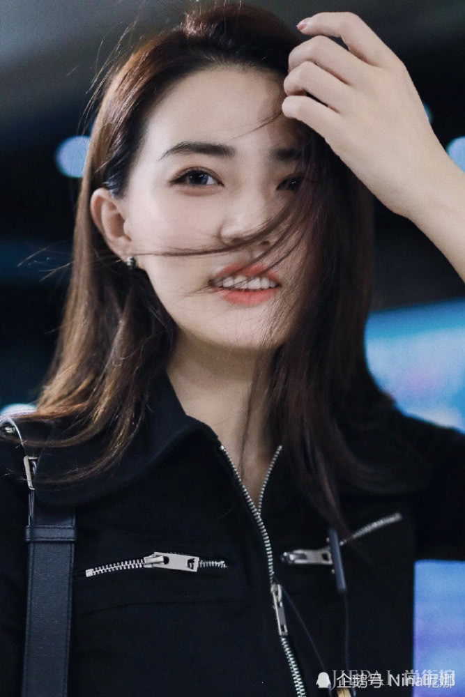 徐璐机场街拍,罕见连体衣配6千中筒靴好惊艳,背腰包美得不敢认