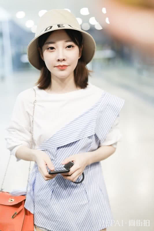 冯提莫的夏季私服好潮，穿斜边条纹衬衫搭短裤显高又清新减龄