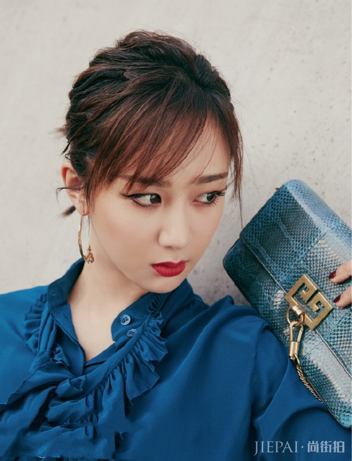 杨紫杏眼圆脸配星空衬衫,御姐气质明显