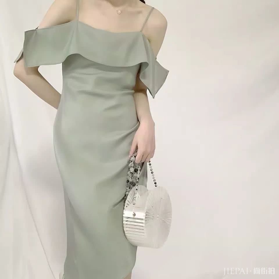 没错，这就是你想要的显白牛油果绿穿搭指南