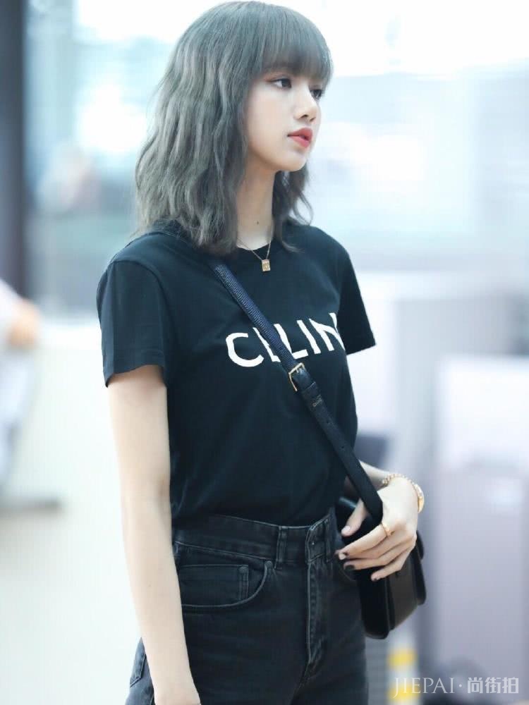 Lisa黑发现身机场,一身黑白经典休闲穿搭,仿佛人间芭比