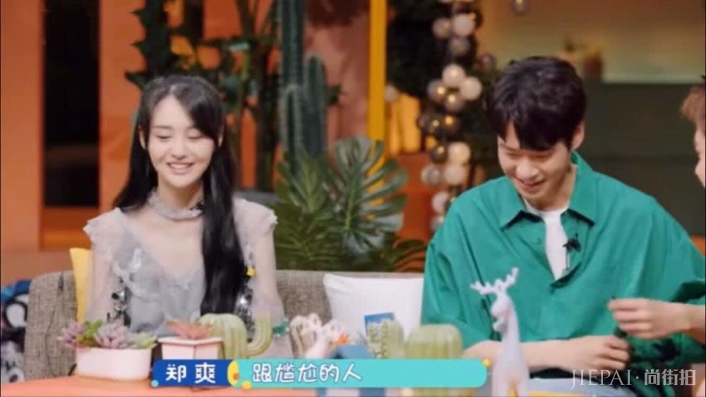 郑爽《我们长大了》换发型,半扎马尾清纯减龄,穿薄纱裙又仙又美