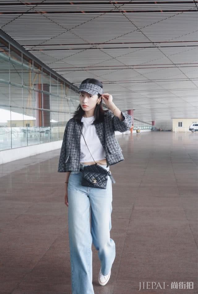 周雨彤轻松驾驭小香风与奶奶花衬衫