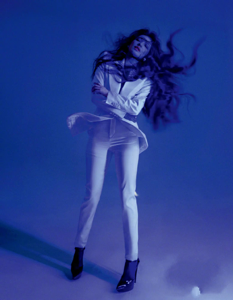 舒淇登时尚杂志美飞,斑马上衣引领时尚,飘逸卷发化身“美杜莎”