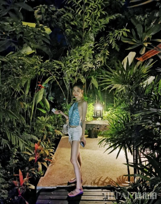 钟楚曦外出游玩 穿“肚兜”拍照 却不小心暴露了身材缺点