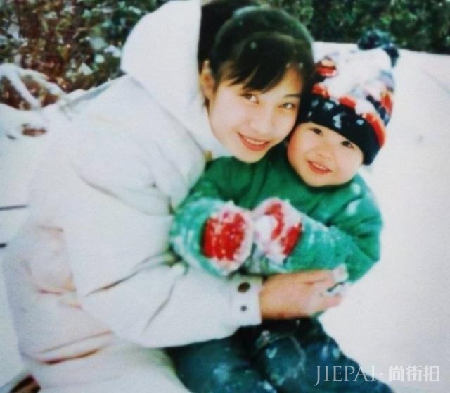 王一博首晒全家福,看到妈妈的长相后,网友:“初恋女神”!