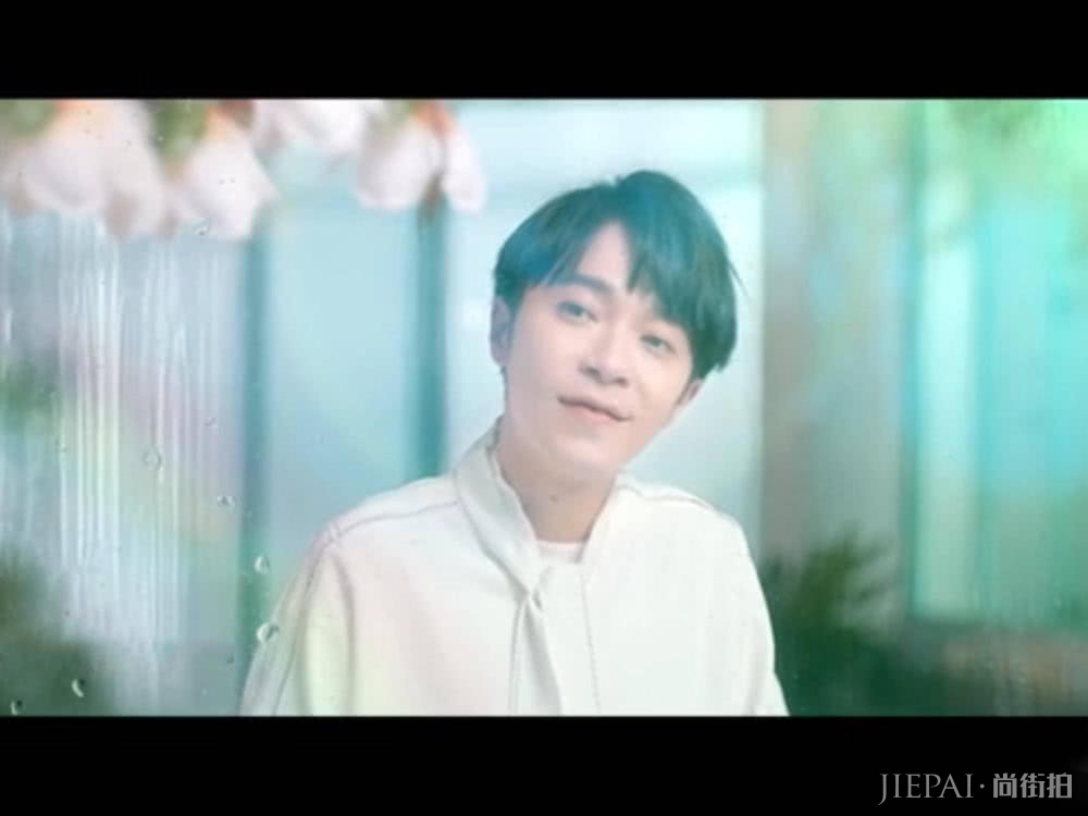 吴青峰拼接渔网装，造型大胆又独特