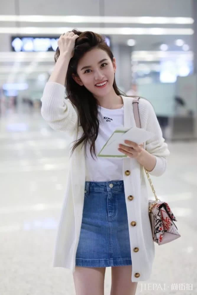 宋祖儿机场撩发港味十足,圈粉不少