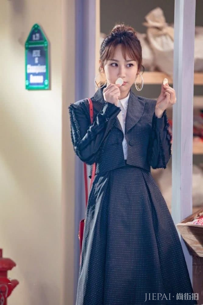 杨紫杏眼圆脸配星空衬衫,御姐气质明显