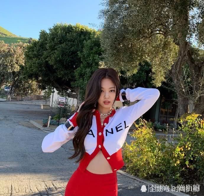 Jennie香芋紫的T和包包，是承包了香奈儿专柜吗