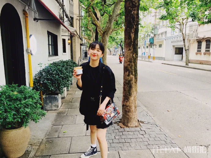 阚清子穿黑色外套搭黑色牛仔短裤显瘦不少