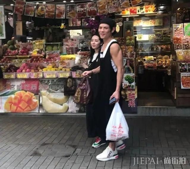 郭碧婷、向佐被偶遇街头甜蜜互换冰淇淋，他们在路人的镜头里更甜