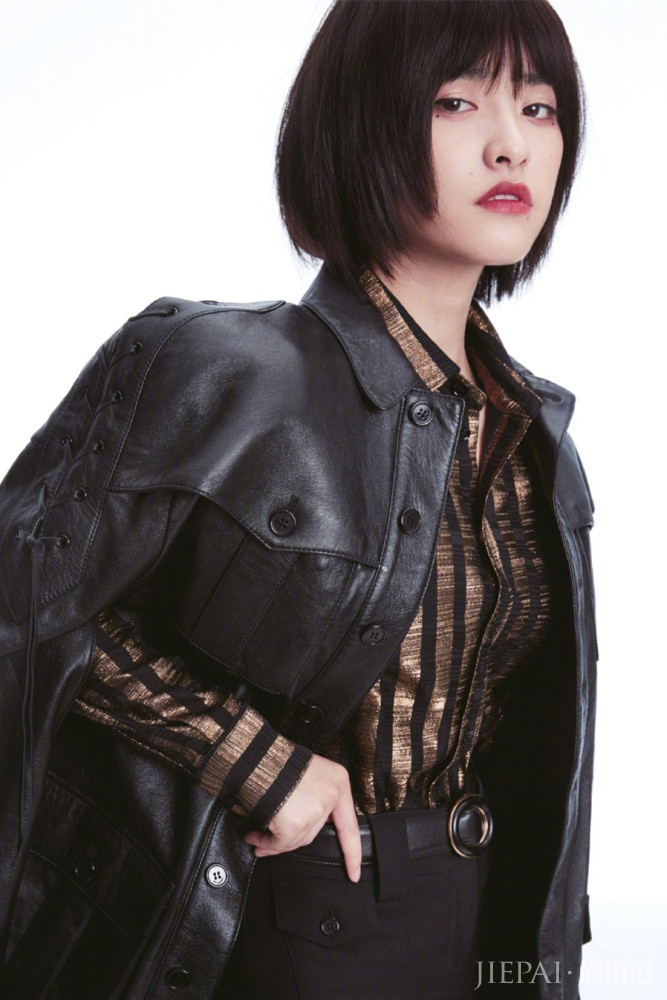 陈都灵沈月同登时尚封面,画烟熏浓妆颠覆往日形象