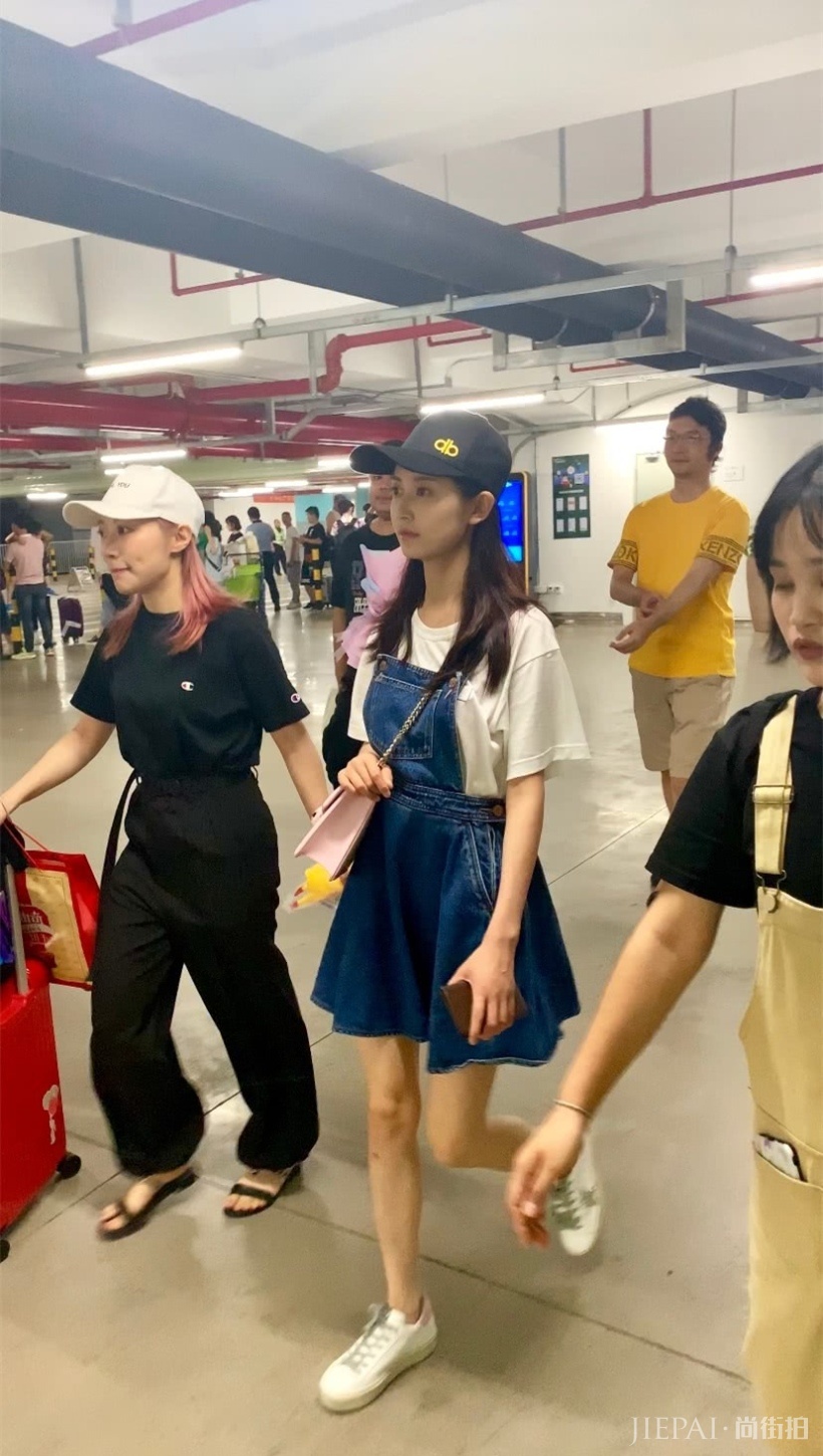 陈钰琪机场生图颜值超高五官耐看，与郑爽竟是同款筷子腿