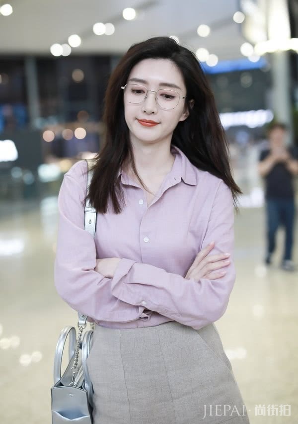 御姐如何变少女？江疏影牛油果色连衣服配流苏马尾辫简单还减龄