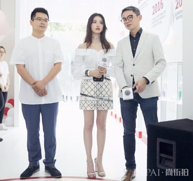 林允格纹裙贴上一串“封条”,这设计不火怕都难