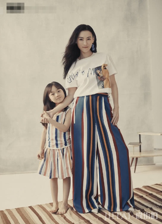 张柏芝与小山竹同框尽显浓浓母爱,圆梦女儿的她也太温柔了