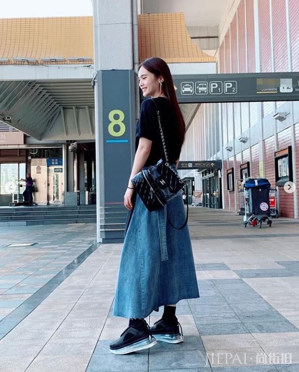 杨丞琳被求婚后现身机场满脸幸福，频撩秀发长腿很抢镜