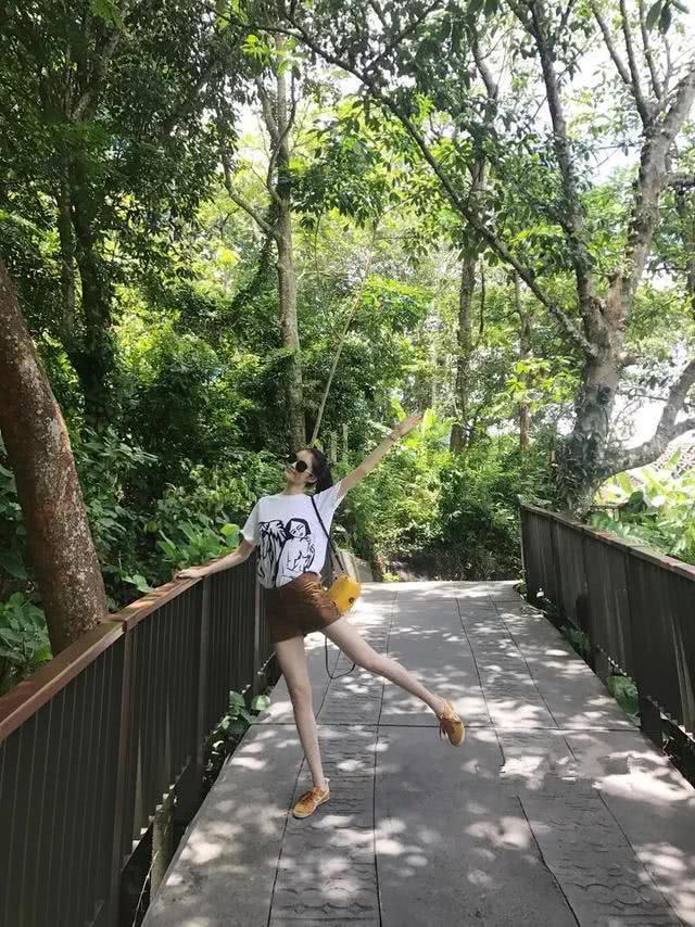 何穗穿一袭白色衬衫裙,清新干净优雅大气,让人看着心里都舒适