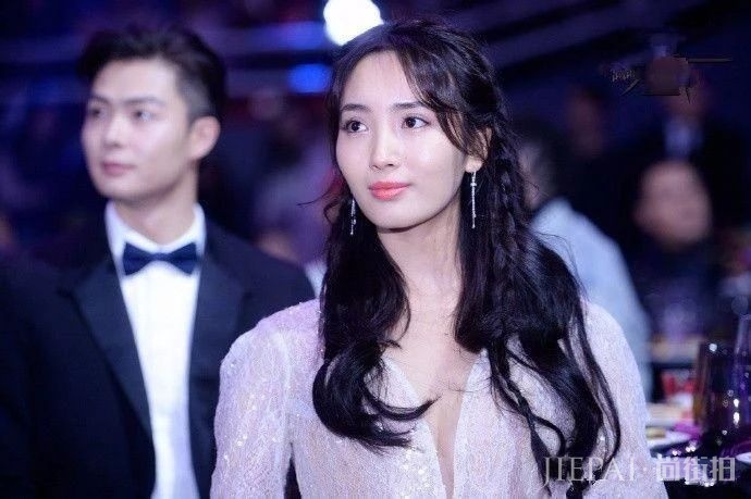 李现王紫璇恋情曝光？两人健身逛展细节被扒，共用情侣卡通人物