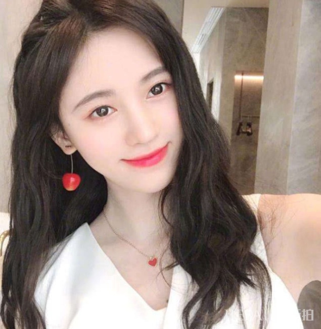 本以为鞠婧祎穿白裙已够仙了，当看到郑爽，才知道什么叫人间仙女
