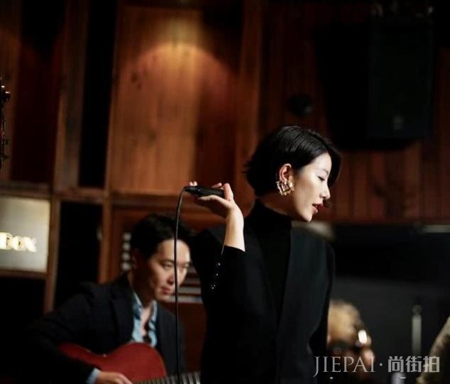 李亚鹏女朋友晒九宫格写真,穿礼服露小蛮腰,优雅知性尽显熟女风
