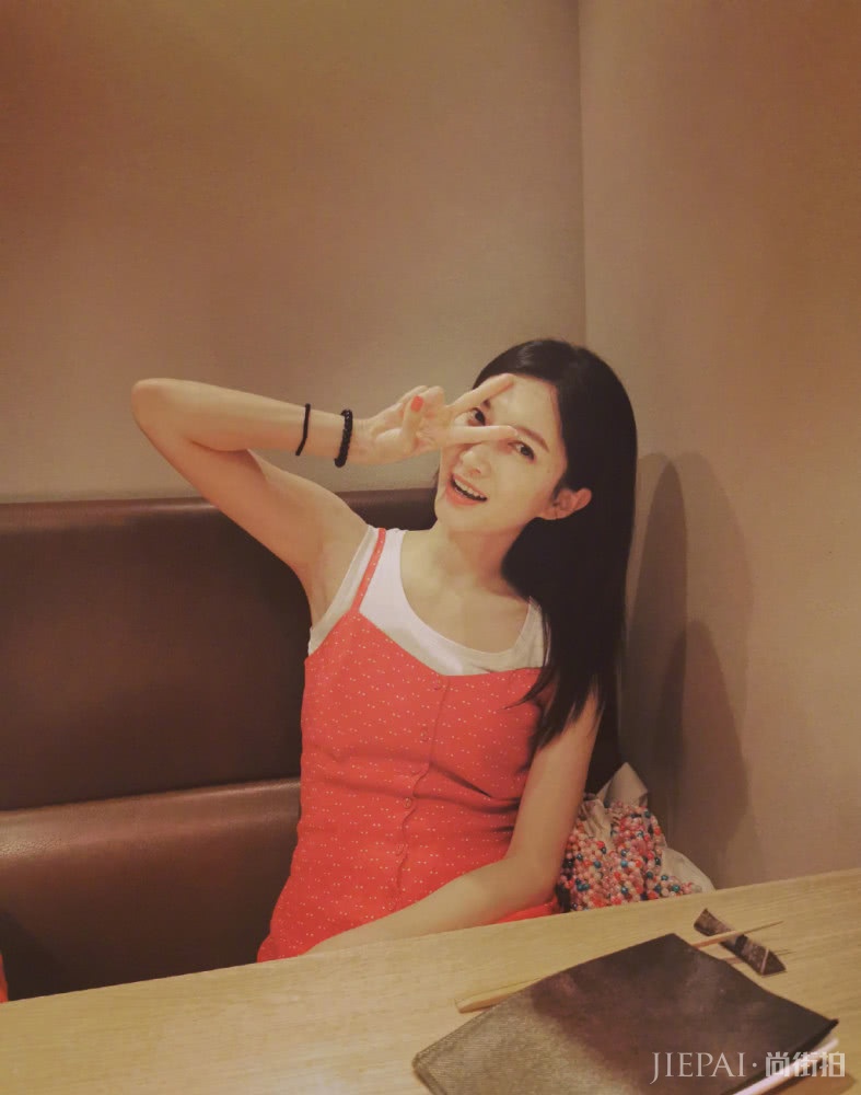 御姐如何变少女？江疏影牛油果色连衣服配流苏马尾辫简单还减龄