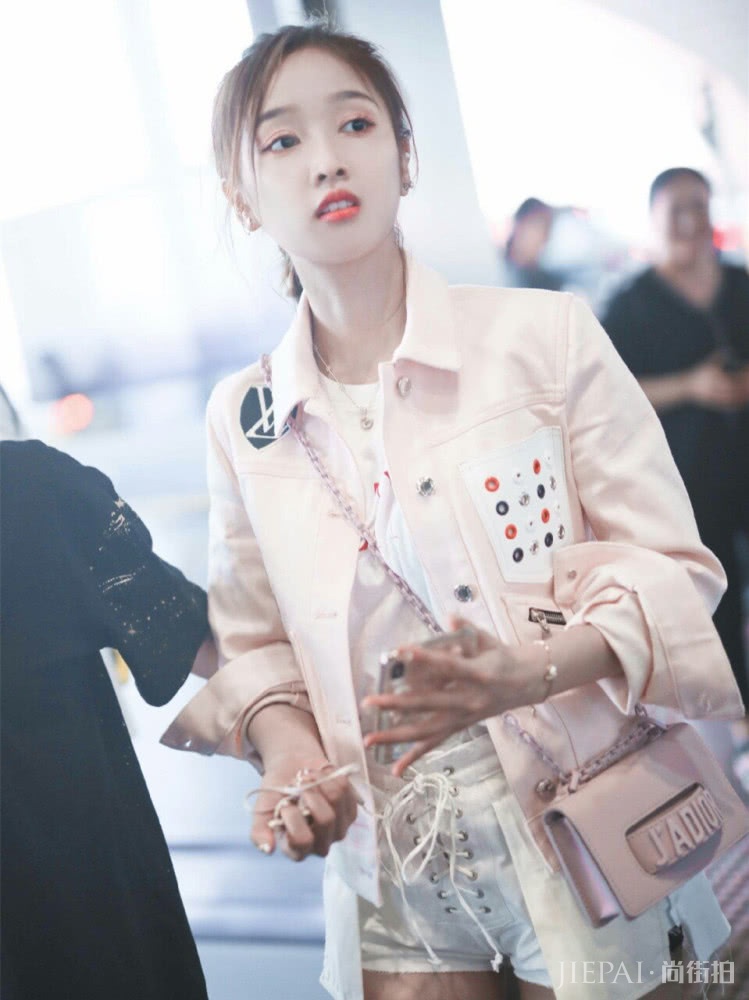 火箭少女集体现身机场，11套造型各有风格到底谁更有范？