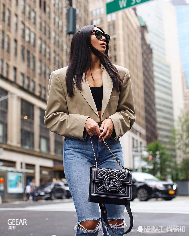 它会是今季最潮流的手袋?让这些时尚博主穿搭替你示范