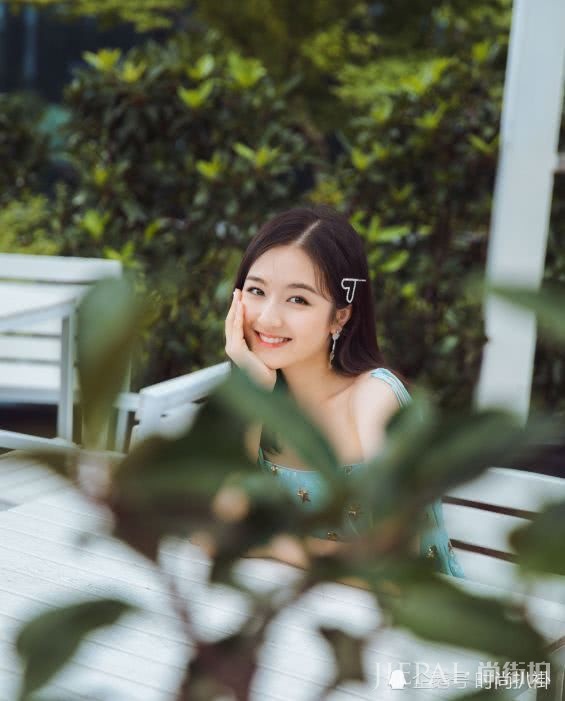 李兰迪这么细的吊带裙都敢穿了，真能减肥